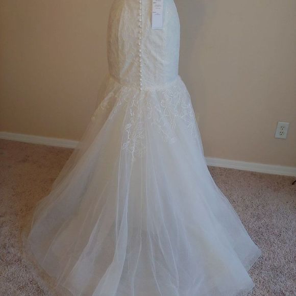 NEW Gorgeous Mermaid Wedding Dress by Liancarlo - Picture 3 of 5